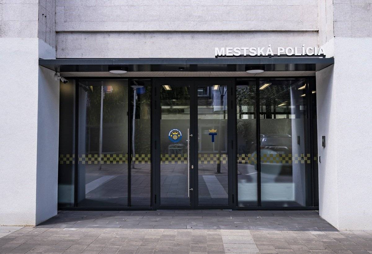 Adresa stálej služby Mestskej polície mesta Trnava ostala rovnaká, avšak klienti už nemusia chodiť do starých, nevyhovujúcich priestorov. V prednej časti bývalého Tatraskla na Trhovej ulici 2 je otvorené nové klientske centrum. Mestská polícia vďaka rekonštrukcii konečne dostala dôstojné moderné a reprezentatívne priestory. Klientske centrum je otvorené nonstop a Mestská polícia Trnava je vám v prípade potreby neustále k dispozícii aj na čísle 159.