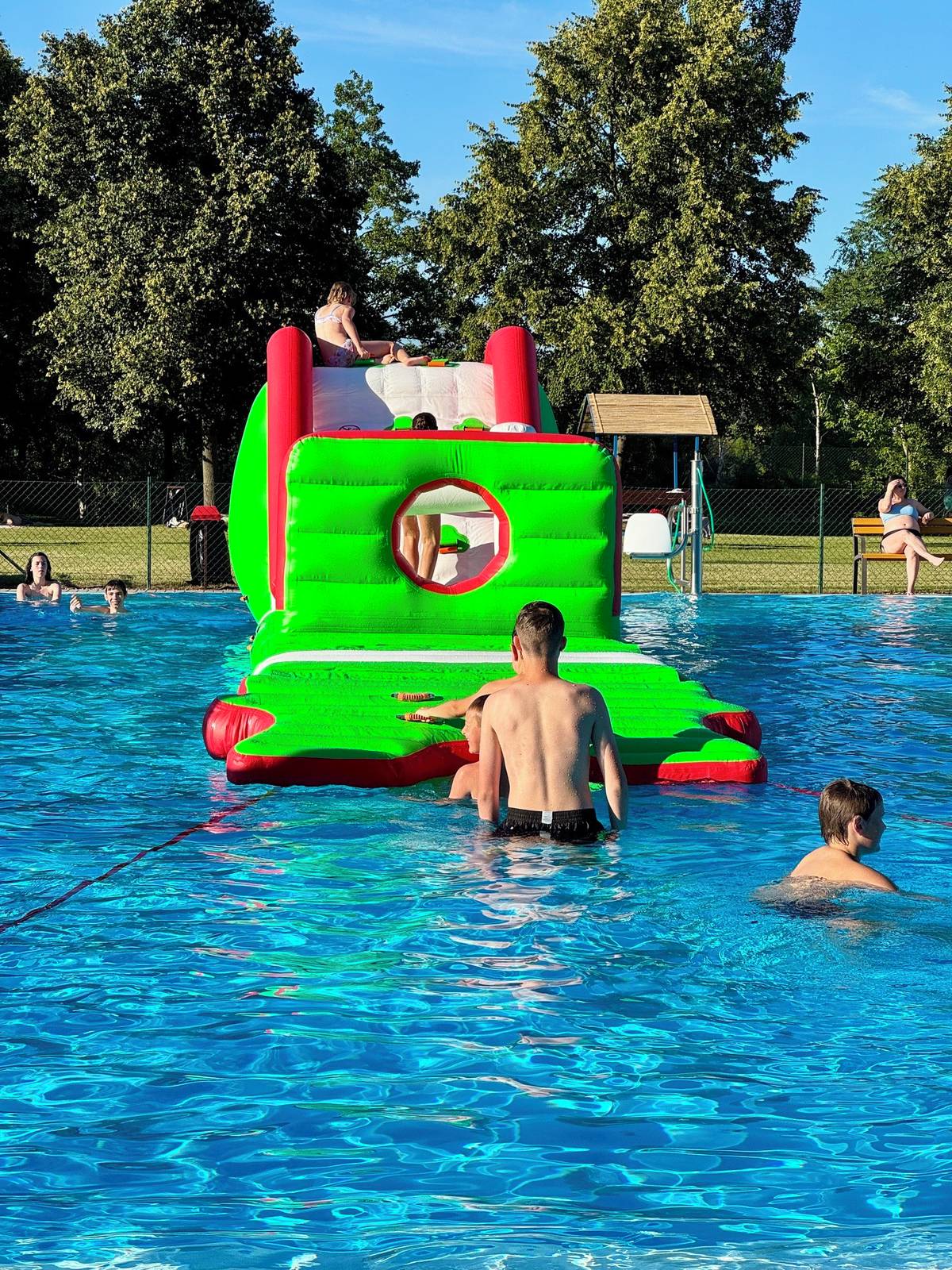 Konec školního roku je tady a město Vracov si pro všechny děti připravilo pořádný dárek! Na městském koupališti je nově k dispozici zbrusu nová vodní nafukovací dráha, která slibuje spoustu zábavy, smíchu a letních dobrodružství!    Délka dráhy: 10,5 m  Šířka: 2 m  Dominantou je skluzavka vysoká 2,2 m  Doporučeno pro děti od 6 let (a plavce)  Současně si na atrakci může hrát až 6 osob   Nový vodní prvek, jehož pořízení vyšlo na cca 160 000 Kč, je umístěn v zadní části bazénu a bude ohraničen bezpečnostním tubusem. Díky tomu zůstane v bazénu dostatek prostoru také pro plavce a návštěvníky, kteří dávají přednost klidnějšímu koupání.  Věříme, že novou atrakci ocení nejen děti, ale i ti trochu odrostlejší, a že naše koupaliště bude díky ní opět o něco atraktivnějším místem pro trávení horkých letních dnů.  Od pátku 26. června navíc rozšiřujeme provozní dobu koupaliště. Nově bude otevřeno už od 10:00 hodin dopoledne. Toto rozšíření nám umožní skutečnost, že budeme mít konečně k dispozici odpovídající počet plavčíků. Většinu z nich totiž tvoří studenti na letních brigádách, kterým právě začínají prázdniny.  Přijďte si novou atrakci vyzkoušet a užít si spoustu vodní zábavy právě na městském koupališti u nás ve Vracově!