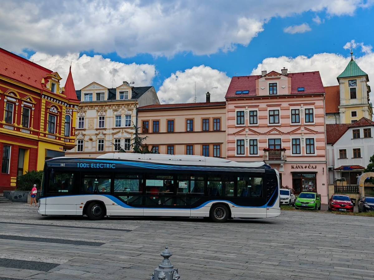 Z důvodu velkého ohlasu a vysokého zájmu ze strany veřejnosti se DOPRAVNÍ PODNIK měst Mostu a Litvínova, a. s., rozhodl prodloužit osvětovou akci zaměřenou na nový odbavovací systém. Speciální informační autobus, ve kterém si cestující mohou pod vedením odborníků vyzkoušet moderní technologie a různé způsoby nákupu jízdného, se do ulic obou měst vrátí v příštím týdnu v dalších čtyřech termínech.   Kdy a kde info bus v příštím týdnu najdete? 👇🏻 📅 PONDĚLÍ 29. ČERVNA  9–12 hod. | MOST (1. náměstí) 14–17 hod. | LITVÍNOV (náměstí Míru)   📅 ÚTERÝ 30. ČERVNA  9–12 hod. | LITVÍNOV (náměstí Míru) 14–17 hod. | MOST (1. náměstí)   Na místě pro Vás budou opět zdarma připravené přehledné informační brožury, které si můžete prostudovat doma. Těšíme se na Vás!   Kompletní informace najdete také na infoportálu 🌐 www.dpmost.info
