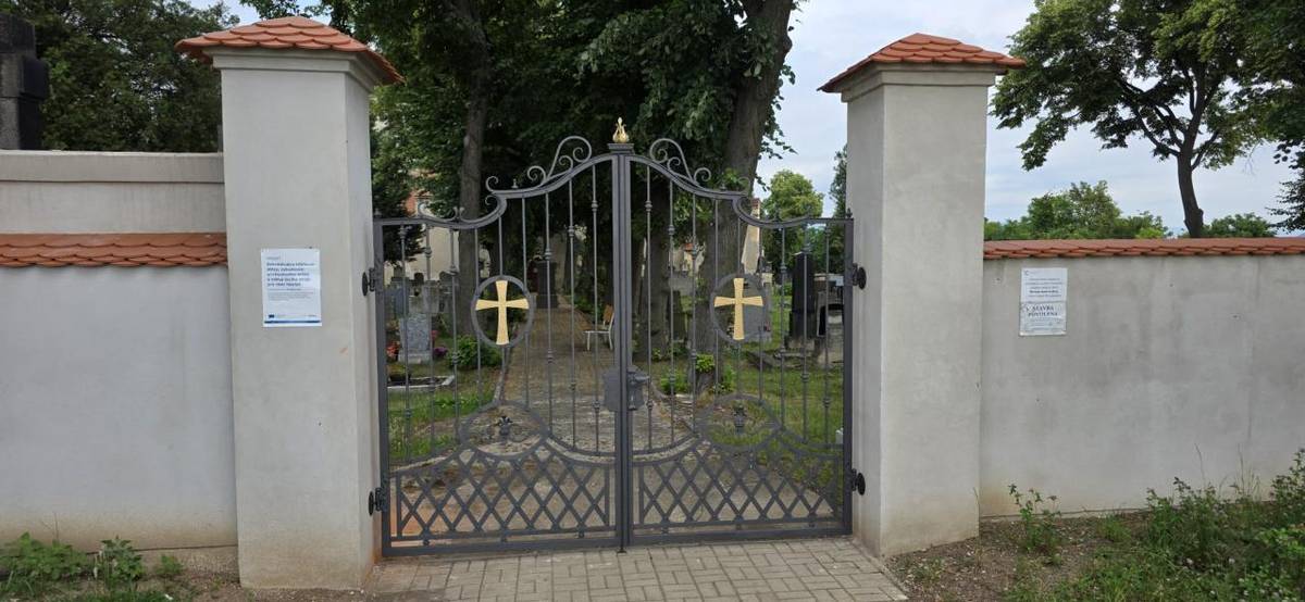 Na našem hřbitově v Havrani u kostela byla dokončena další důležitá část jeho obnovy. V minulosti byly hřbitovní zdi ve velmi špatném stavu, a proto obec přistoupila k jejich opravě. V průběhu tohoto volebního období byly vystavěny zdi z čelní strany hřbitova a také z pravé strany.