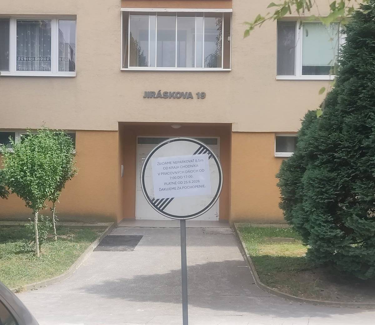 Na sídlisku Linčianska sa neustále pracuje a od 25. júna 2026 sa stavebné stroje presunú na Jiráskovu ulicu č. 17 – 21, kde sa bude odstraňovať existujúci chodník vrátane obrubníkov.     Žiadame obyvateľov, aby v pracovných dňoch od 7.00 do 17.00 h parkovali vozidlá vo vzdialenosti minimálne 0,5 metra od okraja chodníka. Tento priestor je nevyhnutný na realizáciu stavebných prác a pohyb stavebnej techniky.     Ďakujeme za pochopenie a spoluprácu.     Viac informácií nájdete v tomto článku.