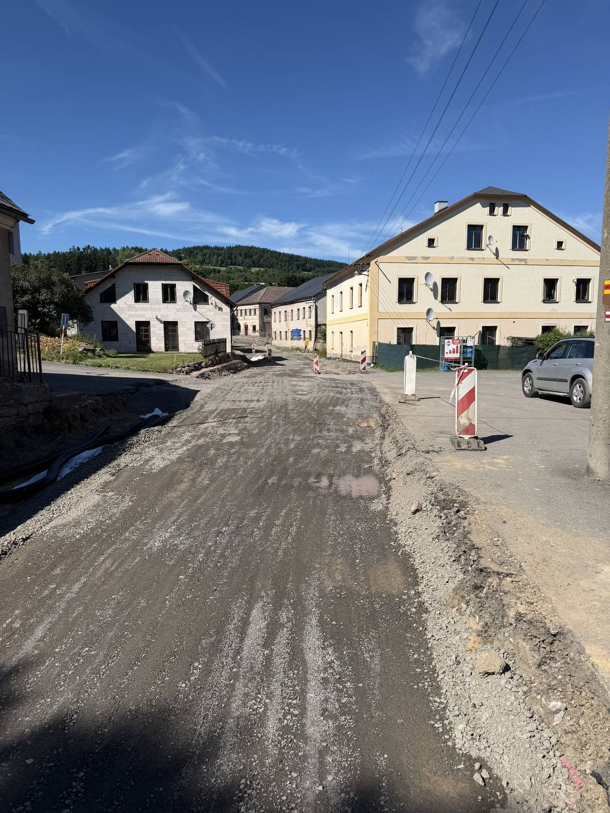 Od dnešního dne je pro místní zprůjezdněn úsek od křižovatky k úřadu. Uzavřen je úsek od úřadu k odbočce k vlakovému nádraží. Projíždějte se zvýšenou opatrností.