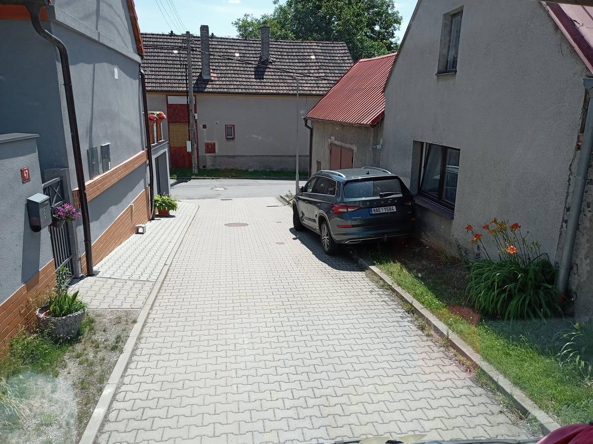 Žádáme majitele vozidla v ulici Fr. Šnobla, aby v den svozu komunálního odpadu parkoval jinde. Jedná se o úzkou ulici a řidič svozového vozidla musí najíždět na chodník, aby se vyhnul. Nechceme ničit chodníky nebo řešit nesvezené nádoby. Předem děkuji Věra Nedvědová