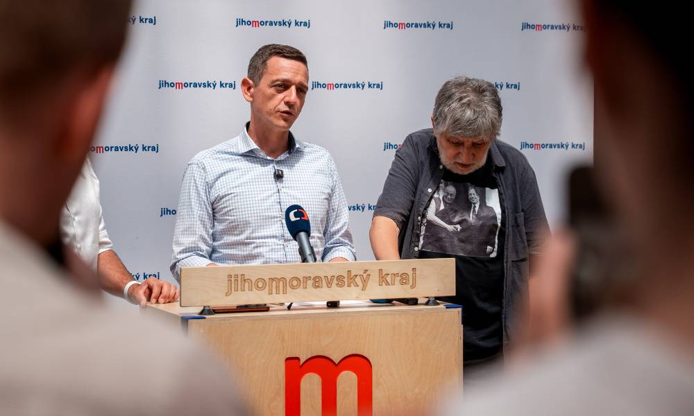 📢 Hejtman Jan Grolich iniciuje petici za zachování regionálního vysílání České televize a Českého rozhlasu. Petice reaguje na navrhované změny financování veřejnoprávních médií. Jejím cílem je zachovat dostupné regionální zpravodajství, fungování regionálních studií i pracovní místa v audiovizuálním sektoru. Vyzývá proto vládu, Poslaneckou sněmovnu a Senát, aby zachovaly současný model financování médií veřejné služby a silné regionální zpravodajství. 🖊️ Podepsat může každý občan zde.