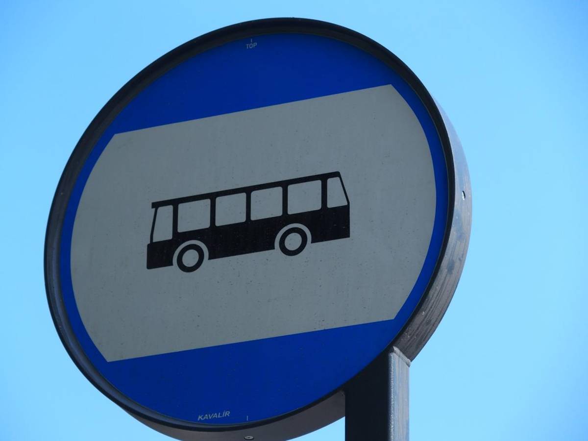 Místo uzavírky si můžete prohlédnout v mapě.Termín: 29.6.-12.12.2026 (předpoklad dalšího pokračování za termín celostátních změn jízdních řádů)Objízdná trasa (https://mapy.com/s/dasekekure) povede z Jaroměře do Holohlav po D11.dotčené linky:306 Náchod – Česká Skalice – Jaroměř – Hradec Králové Typ: PDF dokument, Velikost: 360.89 kB410 Hradec Králové – Dvůr Králové – Trutnov – Pec pod Sněžkou – Malá Úpa Typ: PDF dokument, Velikost: 476.38 kB451 Vrchlabí – Hostinné – Dvůr Králové n- L.  – Jaroměř – Hradec Králové Typ: PDF dokument, Velikost: 318.21 kBSpoje z pravidla budou mít opožděný příjezd do Hradce Králové, případně z Hradce Králové pojedou o několik minut dříve, aby se v Jaroměři napojily na svůj čas.Vybrané spoje dle provozních možností obslouží zastávku Holohlavy,,JIPA, která bude náhradní za neobsluhovanou zastávku Holohlavy.  Další alternativou pro Holohlavy zůstává spojení linkami 107 +315 v trase Hradec Králové – Hořiněves – Habřina – Smiřice, případně vlaková doprava ze žel.st. Smiřice.Ilustrační foto Jan Holý