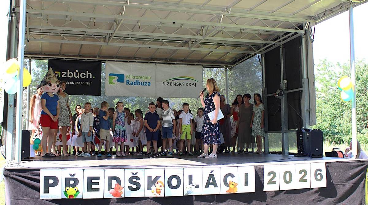 Ve středu 24. června od 16.30 hodin se na hřišti u základní školy konalo rozloučení s předškoláky. Ty tzv. „pasovala na školáky“ ředitelka Mateřské školy Pohádka Zbůch Kateřina Langmaierová za asistence celého pedagogického sboru.