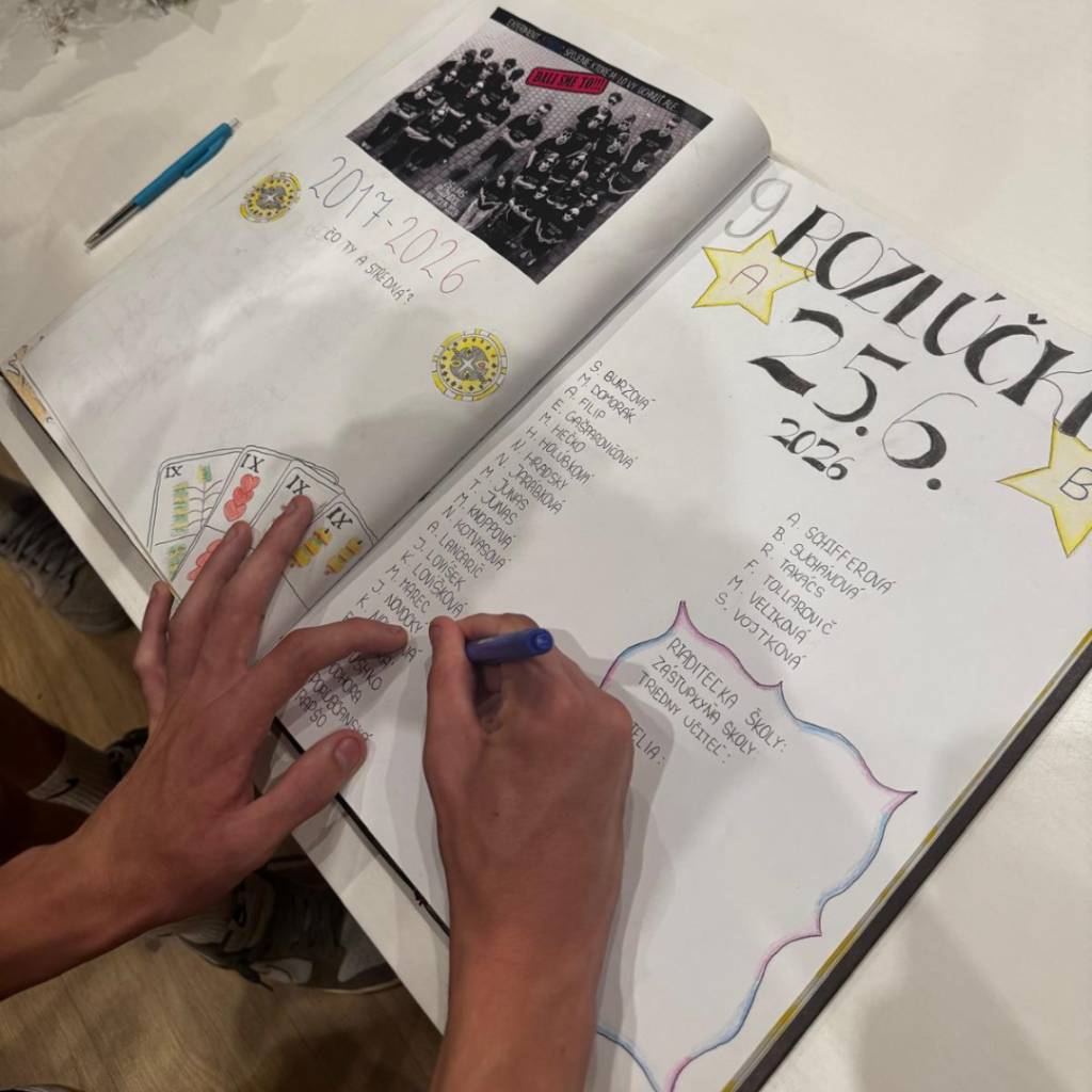 Dnes sme sa slávnostne rozlúčili s našimi deviatakmi. Pri tejto príležitosti sa im prihovorili starosta obce, pani riaditeľka školy aj triedny učiteľ, ktorí im zaželali veľa úspechov na ďalšej životnej a študijnej ceste.