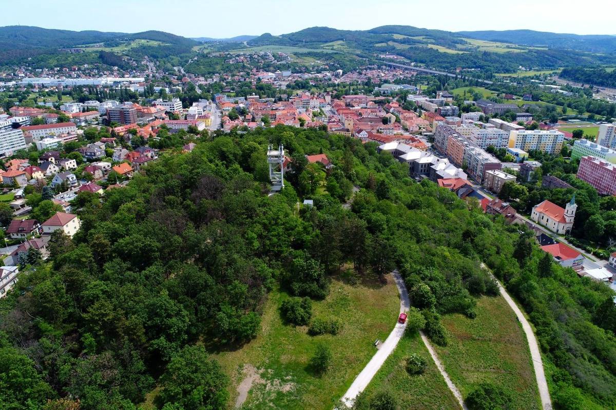 Od 29. června budou probíhat práce na údržbě zeleně v lesoparku Městská Hora. Návštěvníkům se tímto omlouváme za narušení klidu v oblíbené odpočinkové zóně a případné komplikace. Cílem provedeného ošetření stromů a keřových porostů jako jsou řezy suchých větví, výřez suchých neperspektivních podlimitních stromů, řez keřů zasahujících do pěšinek a zábradlí apod.  je zvýšení komfortu a především provozní bezpečnosti v této lokalitě.