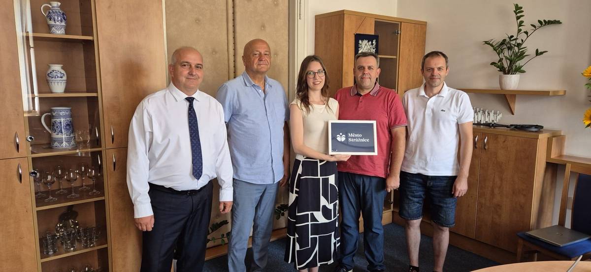 Na radnici zavítala autorka nové vizuální identity města, paní Davina Suchy, která je se Strážnickem dlouhodobě spjatá a Mezinárodní folklorní festival ve Strážnice navštěvuje už více než 10 let 💙 Právě dnes navíc začíná Mezinárodní folklorní festival 🎶💃 a je skvělé, že u toho byla i ona osobně – při příležitosti návštěvy radnice, pro kterou vznikalo nové logo i celý vizuální styl města. S paní Suchy vám přinášíme také krátký rozhovor, který najdete na webu města 📰👇  https://straznice-mesto.cz/rozhovor%2Ds%2Dautorkou%2Dnove%2Dvizualni%2Didentity%2Dmesta/d-25747/p1=36596