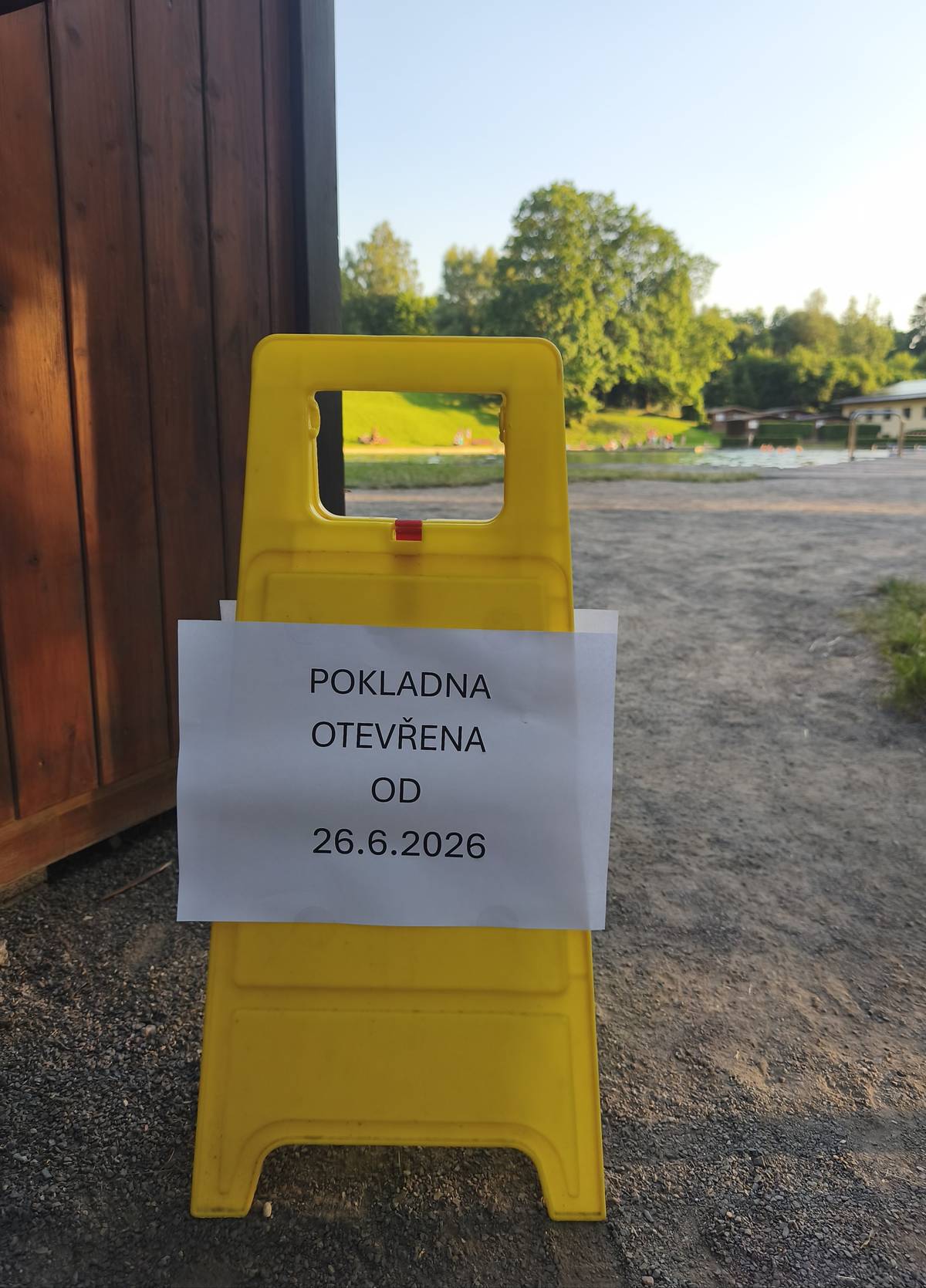 Dnes v 10 hodin koupaliště oficiálně "otevře branku" a zahájí letní koupací sezónu. S tím je spojeno otevření pokladny a výběr vstupného.  Vstupné do areálu se oproti loňskému roku nemění: děti do 3 let zdarma, jednodenní vstupné 60 Kč, jednodenní zvýhodněné (pro osoby do 15 let, nad 65 let, držitele průkazu ZP, ZTP nebo ZTP/P) 40 Kč. Dále je možno zakoupit permanentku. Novinkou je možnost bezhotovostní platby (kartou, mobilem....). Užijte si léto na jablonském koupališti!