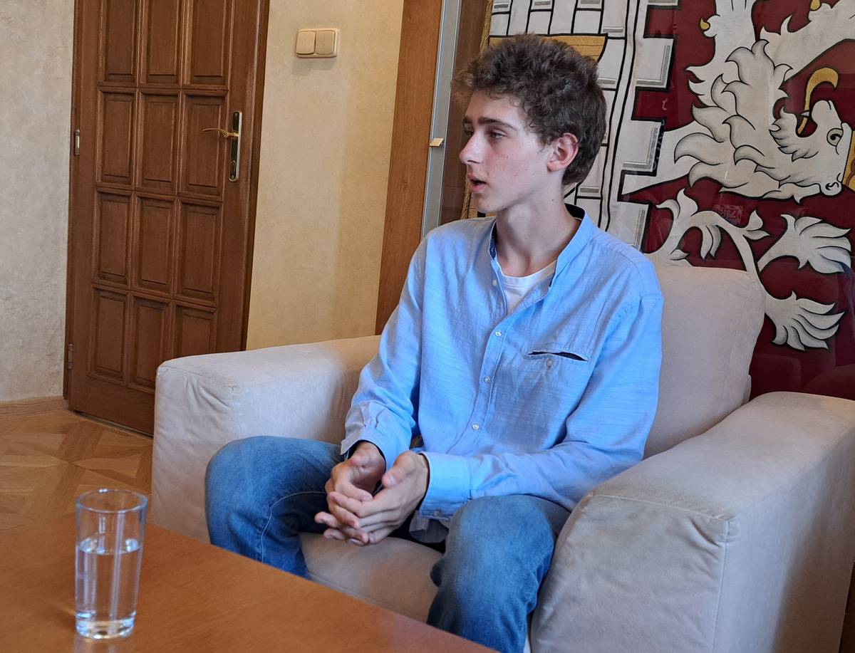 Student litoměřického gymnázia Jonáš Neruda zažil výjimečný okamžik – start pilotované mise k Měsíci sledoval přímo z místa dění. Spolu s dalšími třemi členy české výpravy se zúčastnil startu rakety Space Launch System s lodí Orion v rámci mise Artemis II, který se uskutečnil 1. dubna na mysu Canaveral.  Do Spojených států odletěli na pozvání NASA jako mladí ambasadoři projektu Česká cesta do vesmíru. Na cestu do USA studenti navázali díky své účasti v projektu Česká cesta do vesmíru Zero-G. Do něj se litoměřický student probojoval v roce 2025 z téměř 900 uchazečů. Součástí programu byl i zážitek z parabolického letu na palubě letounu Airbus A310. Během pobytu v USA navštívili účastníci výpravy mimo jiné Kennedyho vesmírné středisko. Na úhradu nákladů spojených s cestou, ubytováním i vstupy přispělo Jonášovi také město Litoměřice. Starosta Radek Löwy mladého milovníka vesmíru pozval v pátek na radnici. „Moc vám chci za podporu poděkovat. Příspěvek společně s dalšími financemi od Ústeckého kraje mi pokryl celou cestu,“ sdělil Jonáš Neruda. „Takový zážitek se těžko popisuje. Ale stát 13 kilometrů od té rakety a vidět, jak se odlepuje od Země, bylo neskutečné. Může se to zdát jako daleko, ale ta raketa byla 100 metrů dlouhá a je 10 000x hlasitější než vlak. Takže to byl opravdu hukot,“ dodal Jonáš Neruda, který díky svým aktivitám a snaživosti získal pro letošní rok titul Středoškolák Ústeckého kraje. V současné době také nejen o své cestě přednáší na školách i dalších institucích. „Zkusíme oslovit vedení Kulturního a kreativního centra a domluvit přednášku i tam. Myslím, že by toto téma veřejnost zajímalo,“ uvedl starosta města Radek Löwy. {gallery}02026/starosta_neruda_raketa_nasa{/gallery}