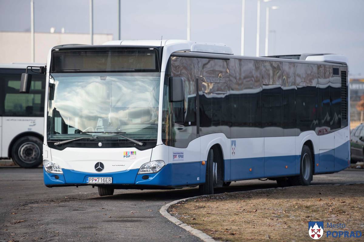 Kvôli prebiehajúcej rekonštrukcii Nám. sv. Egídia sa tohoročné Popradské kultúrne leto bude konať na námestí v Spišskej Sobote. Aby sa návštevníci koncertov mohli pohodlnejšie dopraviť na podujatie aj späť domov, počas konania koncertov mesto zabezpečilo posilnenie vybraných spojov MHD takto:  Posilový spoj na koncert:  - odchod zo zastávky Uherova o 18:05 hod.  - spoj premáva po trase linky č. 4  - konečná zastávka Poprad, Mláky (príchod približne o 18:37 hod.)  Posilový spoj po skončení koncertu:  - odchod zo zastávky Poprad, Mláky o 20:24 hod.  - spoj premáva po trase linky č. 706204 až na zastávku Poprad, Cirkevná škola  Posilové spoje budú premávať každý piatok od 26. júna do 28. augusta 2026 počas konania koncertov v rámci Popradského kultúrneho leta na námestí v Spišskej Sobote.