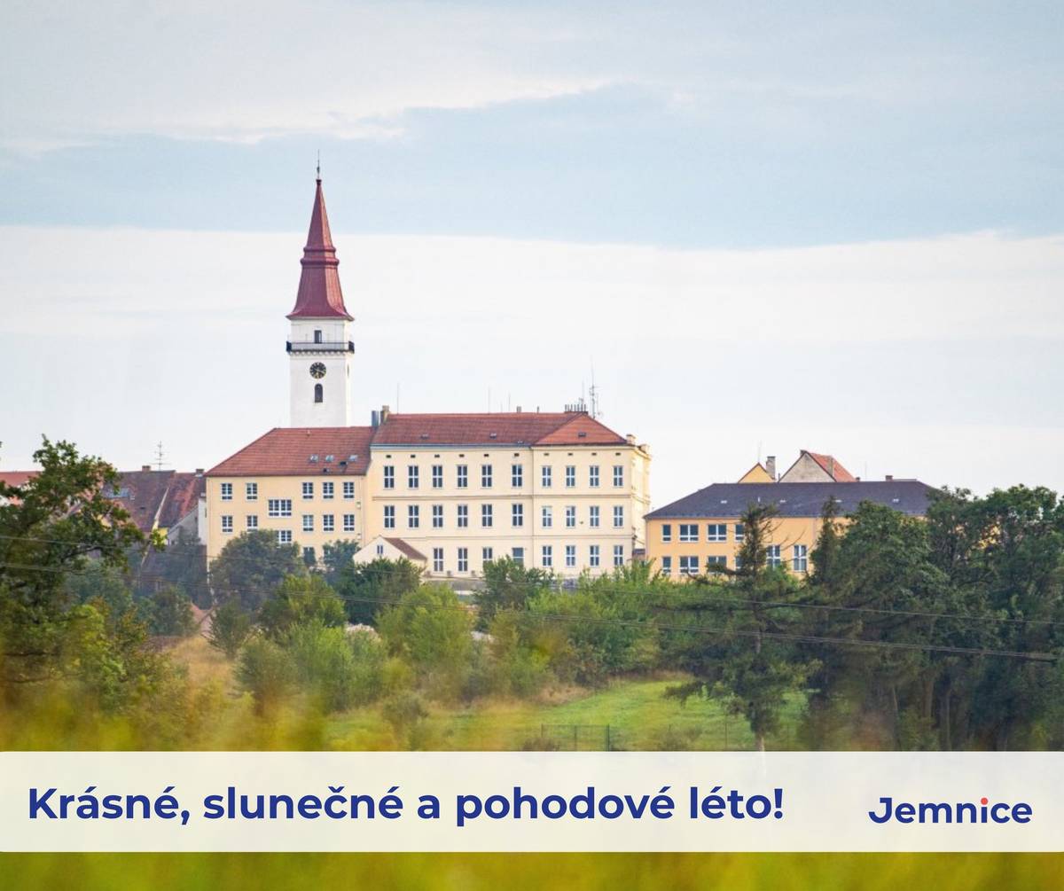 Milé děti, žáci a studenti, Vážené paní učitelky, páni učitelé a spoluobčané,     školní rok 2025/2026 se dnešním dnem oficiálně uzavírá. Předává se vysvědčení a začíná čas letních prázdnin a dovolených.     Děkujeme vedení jemnické mateřské i základní školy, pedagogickému sboru i nepedagogickým pracovníkům v obou našich školách za úspěšné zvládnutí dalšího školního roku a za péči, kterou našim dětem věnují. Poděkování patří také rodičům za jejich celoroční podporu a spolupráci.     Přejeme Vám všem slunečné a pohodové léto a šťastnou cestu, pokud budete dovolenou trávit mimo naše město nebo místní části. Vězte však, že i u nás se dá prožít krásné léto a zažít spoustu dobrodružství.     Navštívit můžete přírodní koupací biotop, který se dnes otevírá, od zítřka bude přes léto opět zpřístupněn jemnický zámek s velkým historickým 3D modelem města a opraveným loveckým salónkem, můžete se přijít zchladit do kostela sv. Víta včetně podzemí nebo zavítat do nově zrekonstruovaného Muzea Jemnicka. Spoustu zážitků ovšem také nabízí i blízké okolí našeho města, všude je co objevovat!     Krásné prázdniny, pohodovou dovolenou a skvělé léto všem!