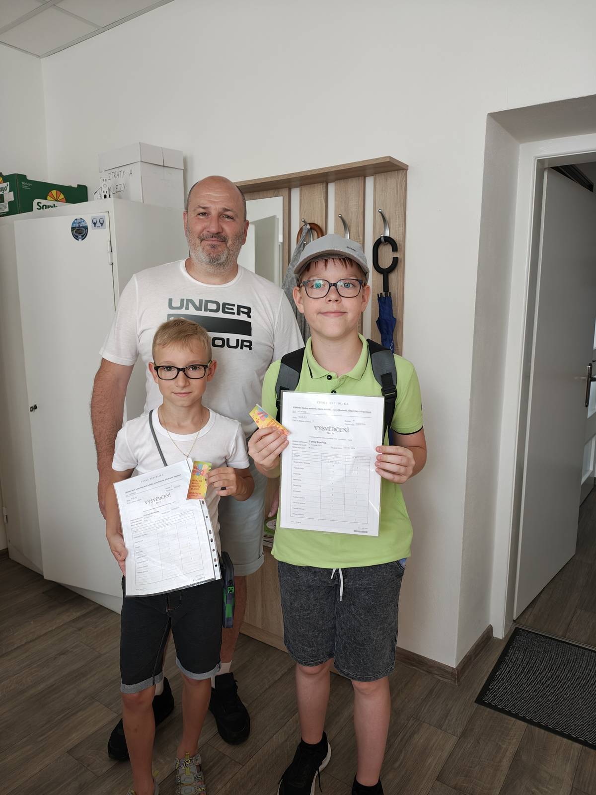 Našim školákům začaly prázdniny! Kdo zatím přinesl ukázat vysvědčení, dostal poukaz na nanuk. Přejeme všem dětem zasloužený odpočinek a ať si užijí prázdniny na maximum 🍧🥳☀️