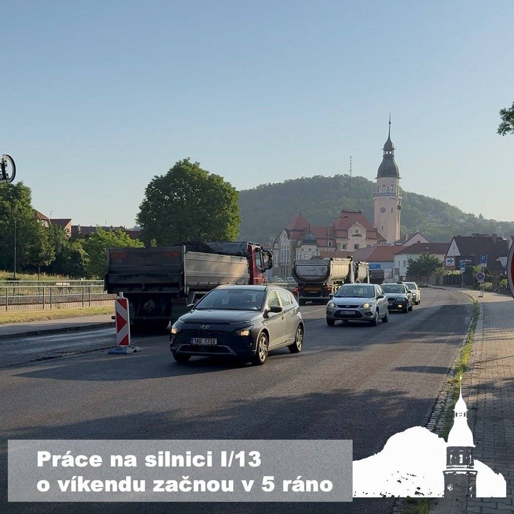 Vážení občané,        informujeme, že v návaznosti na předpověď velmi vysokých teplot budou po dohodě práce na rekonstrukci silnice I/13 v sobotu i v neděli zahajovány o hodinu dříve, tedy již od 5 hodin ráno.     Vzhledem k tomu, že se budou pokládat asfaltové vrstvy, neměly by být práce spojeny s výrazně zvýšenou hlučností.       Změna začátku prací je zároveň opatřením s ohledem na zdraví pracovníků, kteří budou během tropických dnů pracovat v náročných podmínkách přímo na silnici.       🙏 Děkujeme za pochopení, trpělivost a ohleduplnost.
