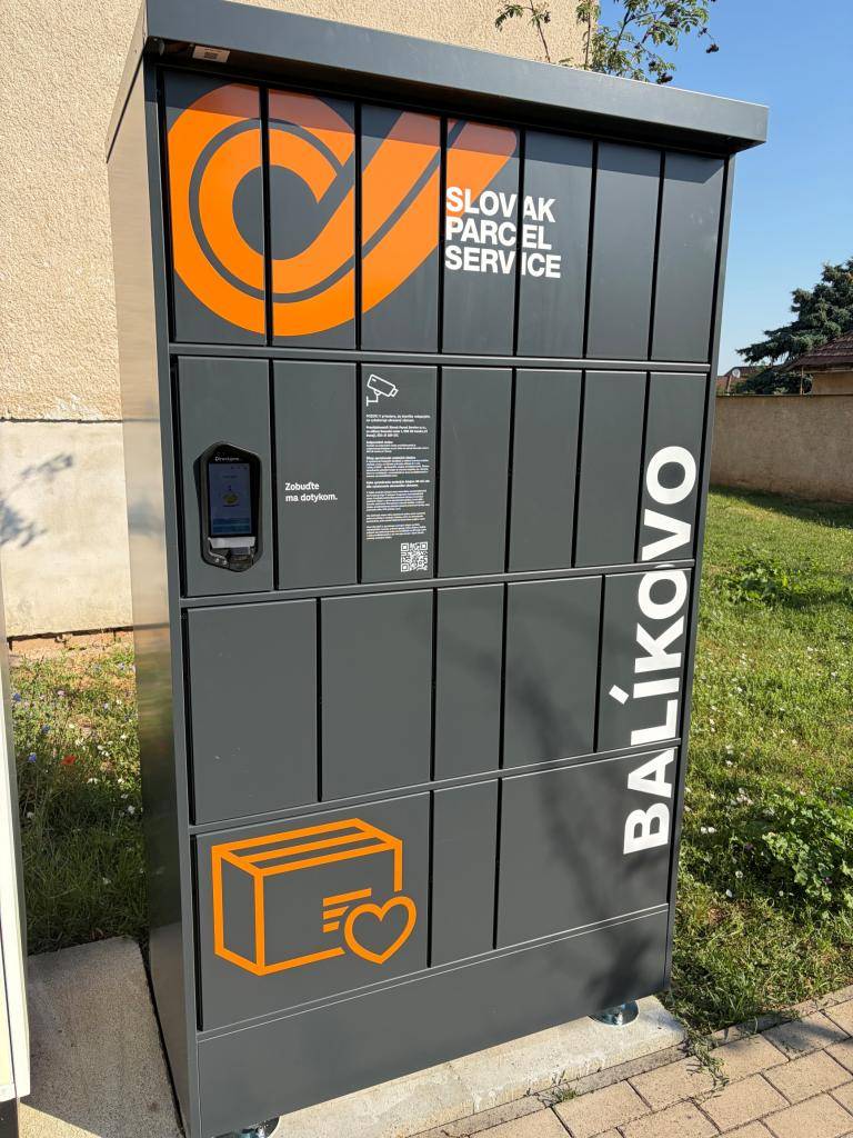 Vážení občania, v našej obci bol osadený nový balíkovo  box, ktorý je už plne funkčný a pripravený na využívanie. Balíkovo box sa nachádza pri autobusovej zastávke pred Obecným úradom. Je Vám k dispozícii nepretržite, 24 hodín 7 dní v týždni. Veríme, že bude pre našich občanov užitočným prínosom.