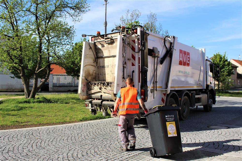 Vzhledem k předpovědi velmi vysokých teplot na zítřejší den bude svoz komunálního odpadu mimořádně zahájen již v 5:00 hodin ráno.  Žádáme proto občany, aby měli své nádoby na odpad přistavené k vývozu včas, ideálně již před 5. hodinou ranní.
