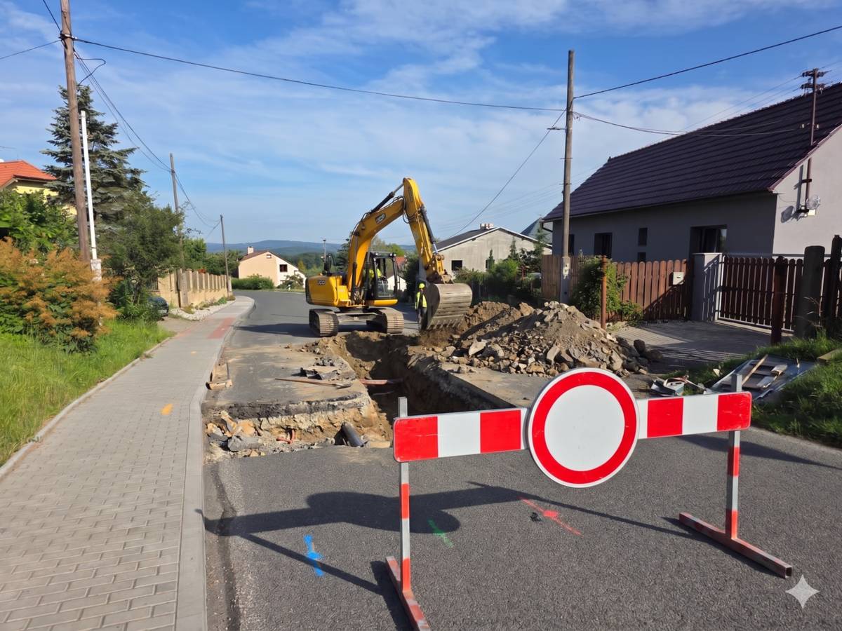 Od 1.7. do 31.8.2026 proběhne výstavba kanalizace a vodovodu na pozemcích ve správě KSÚS Středočeského kraje. Z tohoto důvodu bude komunikace pro průjezd obcí uzavřena.
