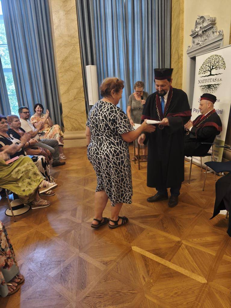 Jak jsme již dříve informovali, mezi našimi spoluobčany přibývají další úspěšní absolventi Univerzity třetího věku. Tentokrát máme radost z úspěchu Oliny Nickové a Herty Čížkové, které úspěšně absolvovaly Akademii 3. věku na Vysoké škole aplikované psychologie.