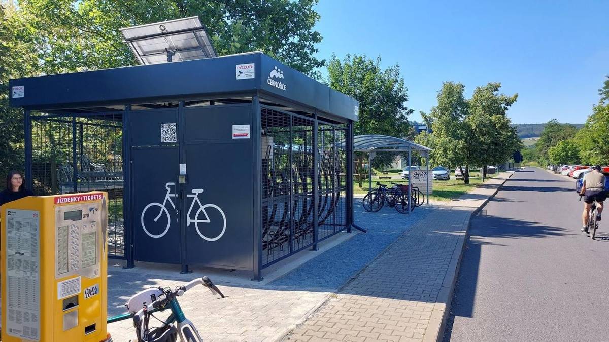 U mokropeského nádraží byla 24.6.2026 pro veřejnost otevřena zabezpečená kolárna.