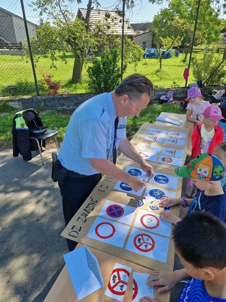 Městská policie se i tento školní rok věnovala preventivní činnosti na našich základních školách 🏫 včetně mateřské školky 🧒👧 Právě preventivní činností se snažíme předcházet rizikovému chování a zvyšovat bezpečnost v našem městě 🛡️ Nezaměřujeme se pouze na dopravní výchovu 🚸 ale snažíme se s dětmi srozumitelnou a přátelskou formou 🤝 mluvit i o různých dalších tématech Jsou to například občanské soužití ❤️ vztahy ve třídě 🤗 šikana a kyberšikana 🚫💻 návykové látky 🚭 a návykové činnosti 🙏 Moc bychom tímto chtěli poděkovat paním učitelkám, především paní Mgr Jagošové ze ZŠ Školní, paní Mgr Kamenské ze ZŠ MK a paní Mgr Vaculíkové z Purkyňova gymnázia 🎓 za jejich vstřícnost a pomoc při plánování výuky 👏 Poděkování patří také panu místostarostovi Michalu Vajčnerovi, díky kterému můžeme spolupracovat i s jinými městskými policiemi 🤝👮♂️ a tím posilovat profesionalitu 📚 i vzájemné předávání zkušeností 🛡️ Preventivní činnost městské policie je důkazem toho, že bezpečnost není pouze otázkou zásahů a řešení problémů, ale především jejich předcházení 💙 ☀️ Za Městskou policii vám přejeme krásné, pohodové a hlavně bezpečné prožití prázdnin 🌴🚴♀️🏖️😎