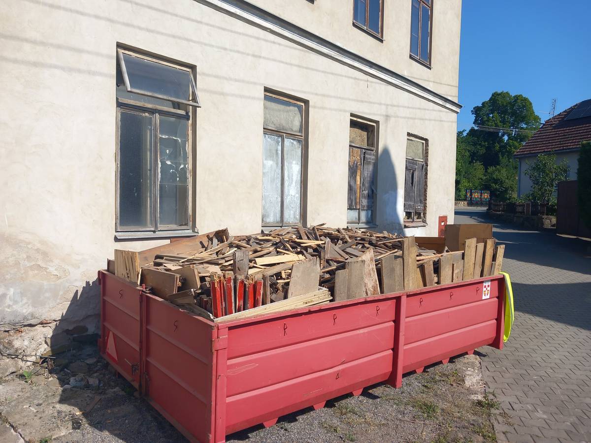 Bylo zahájeno vyklízení bývalé budovy základní školy. V rámci prvních prací byl vytříděn plný kontejner starého dřeva, včetně dřevěných parket. Pokud by měl někdo o toto dřevo zájem, rádi mu jej zdarma dovezeme. V případě zájmu kontaktujte obecní úřad nebo starostu obce.