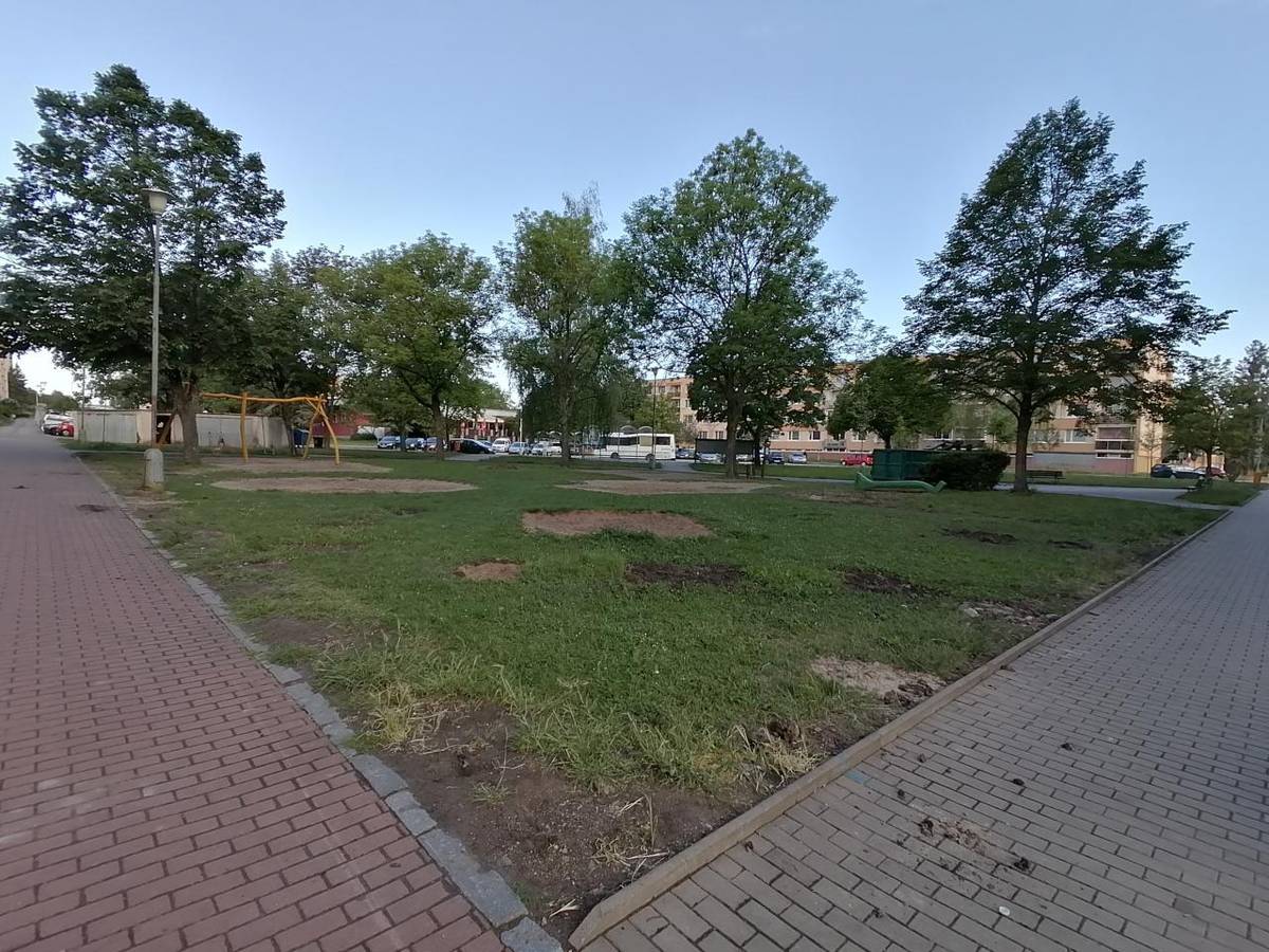 Mnozí z vás zaregistrovali odstranění herních prvků v prostoru původního dětského hřiště na sídlišti na nám. 17. listopadu a ptali jste se, co se chystá?