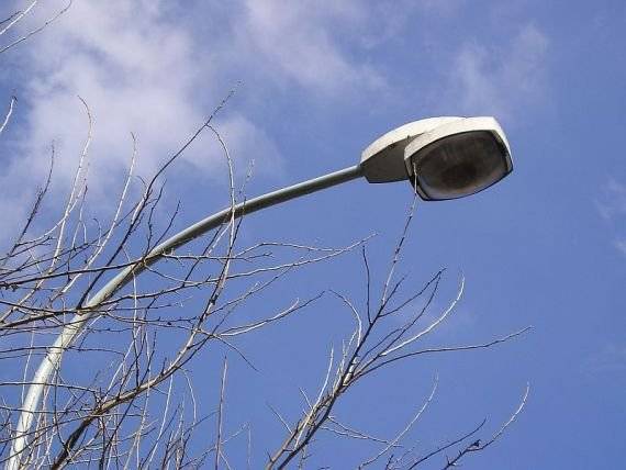 Z důvodu dopravní nehody došlo k poškození dvou lamp veřejného osvětlení u hřbitova v Horské Kamenici. Na odstranění závady pracujeme, poškozené lampy včetně stožárů byly již demontovány. Do doby, než dojde k úplné výměně stožárů a lamp, bude veřejné osvětlení v tomto místě nefunkční. Omlouváme se za komplikace a děkujeme za pochopení. Petr Šilhán, odbor územního plánování a regionálního rozvoje