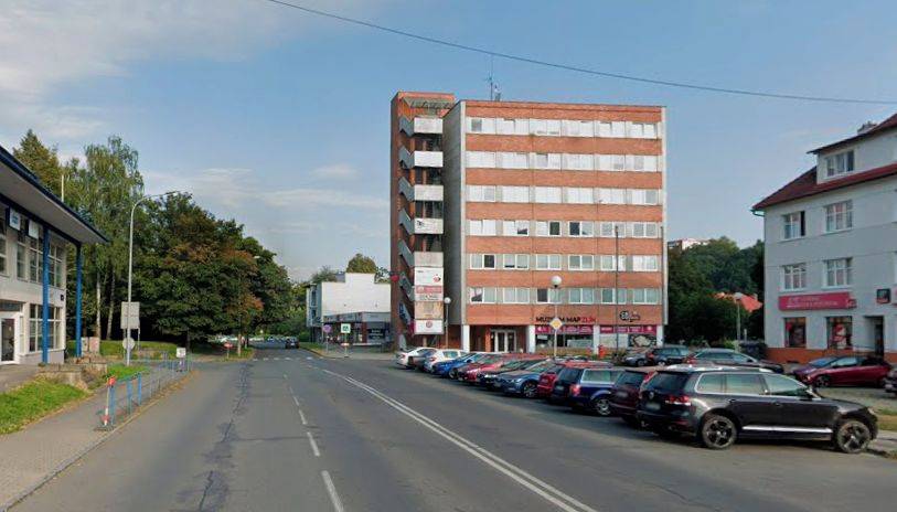 Zlín - Ulice Vodní ve Zlíně projde během letošního léta kompletní proměnou. Dostane nový asfaltový koberec, opraví se šachty a obnoví se vodorovné dopravní značení. Práce odstartují v pondělí 29. června a dotknou se celého úseku od křižovatky s ulicí Dlouhou až po křižovatku s ulicí Zarámí. Cílem investice je zvýšit bezpečnost a komfort pro všechny řidiče. Po dokončení prací se práce přesunou na ulici Zarámí. Zde má dojít k zobousměrnění ulice kvůli provozu MHD v návaznosti na nové vlakové nádraží.