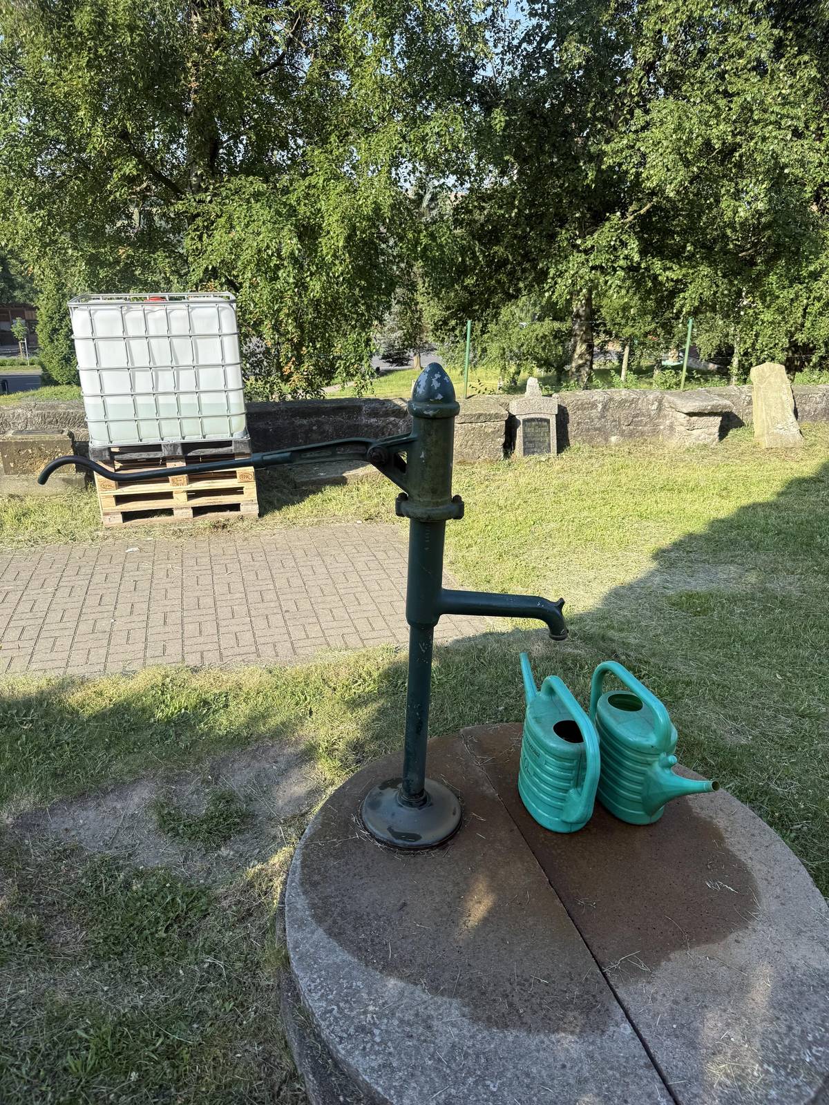 Z důvodu závady na vodní pumpě na hřbitově, bude dočasně zásobování vodou vyřešeno prostřednictvím zásobníku, který je přistaven v místě vedle výše zmiňované ruční pumpy.