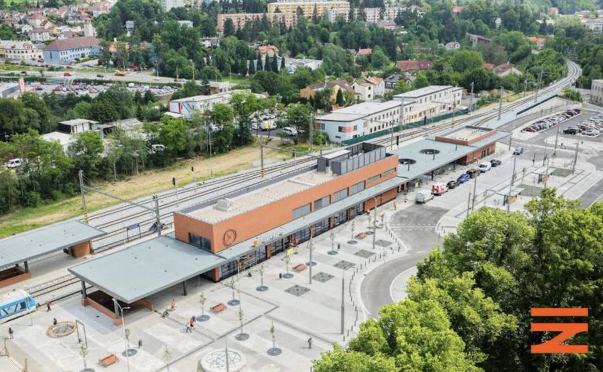U jihlavského městského nádraží Správa železnic a město Jihlava slavnostně otevřely moderní dopravní terminál. Cestující tu najdou novou nádražní budovu, bezbariérová nástupiště s podchodem, zastávky MHD i příměstských autobusů, parkoviště P+R a novou příjezdovou ulici. Práce trvaly dva roky a patří mezi největší dopravní investice posledních let na Vysočině.  Co nová budova nabízí? Nová budova nabízí společnou odjezdovou a příjezdovou halu s lavičkami, v patře je obchodní prostor a zázemí pro dopravce. Před nádražím vzniklo také parkoviště P+R s 68 místy, nové chodníky, osvětlení a přibude zeleň včetně téměř stovky stromů. Přejeme příjemné cestování!