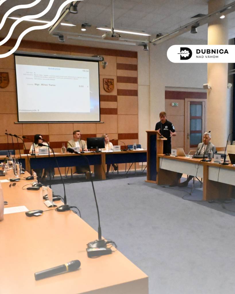 V poradí dvadsiate siedme plánované rokovanie Mestského zastupiteľstva v Dubnici nad Váhom, venované 18 bodom programu, viedol primátor mesta Peter Wolf. Zastupiteľstvo sa stretlo v stredu 24. júna 2026 s celkovým počtom 12 prítomných poslancov.
