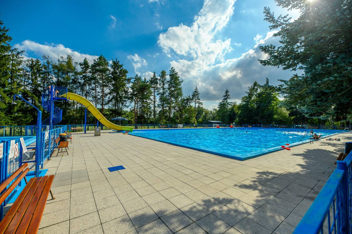 Nadcházející dny budou podle předpovědi velmi slunečné a teploty se budou pohybovat kolem 30 °C, o víkendu mohou místy vystoupat i výše. Čeká nás tak typicky letní počasí, které přímo vybízí k osvěžení a odpočinku u vody. Pokud hledáte příjemné ochlazení, využijte návštěvu místního koupaliště ulice Bohušická. ‼️Pozor – prodloužené večerní koupání‼️ V sobotu 27. 6. a v neděli 28. 6. bude koupaliště otevřeno až do 21.00 hodin. Aktuální informace, otevírací dobu a případné změny sledujte na: koupalistejaromerice.cz Přejeme krásné letní dny plné pohody a osvěžení.