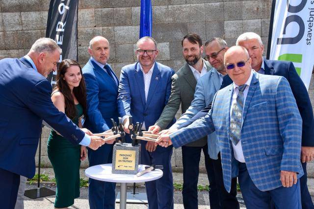 Královéhradecký kraj oficiálně zahájil výstavbu nového pětipodlažního parkovacího domu v areálu Oblastní nemocnice Trutnov, a. s. Investice za přibližně 195 milionů korun včetně DPH vyřeší dlouhodobý nedostatek parkovacích míst a výrazně zvýší komfort pro pacienty, návštěvníky i zaměstnance nemocnice.                               Číst dál...