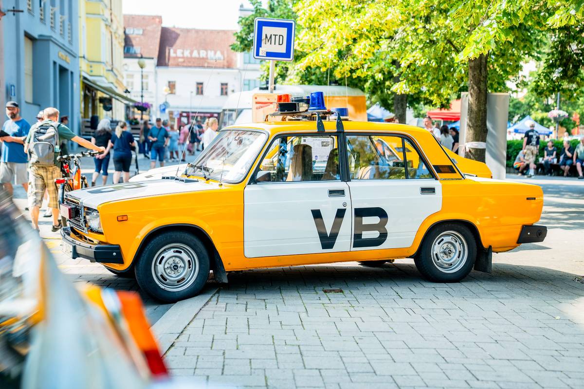 Masarykovo náměstí v Benešově se v sobotu 20. června stalo dějištěm jedinečných oslav 35. výročí vzniku Policie České republiky. Návštěvníci si mohli prohlédnout desítky historických policejních vozidel a motocyklů, seznámit se s moderní policejní technikou i činností složek integrovaného záchranného systému. Akce přilákala rodiny s dětmi, milovníky historických vozidel i zájemce o historii a bezpečnostní sbory.