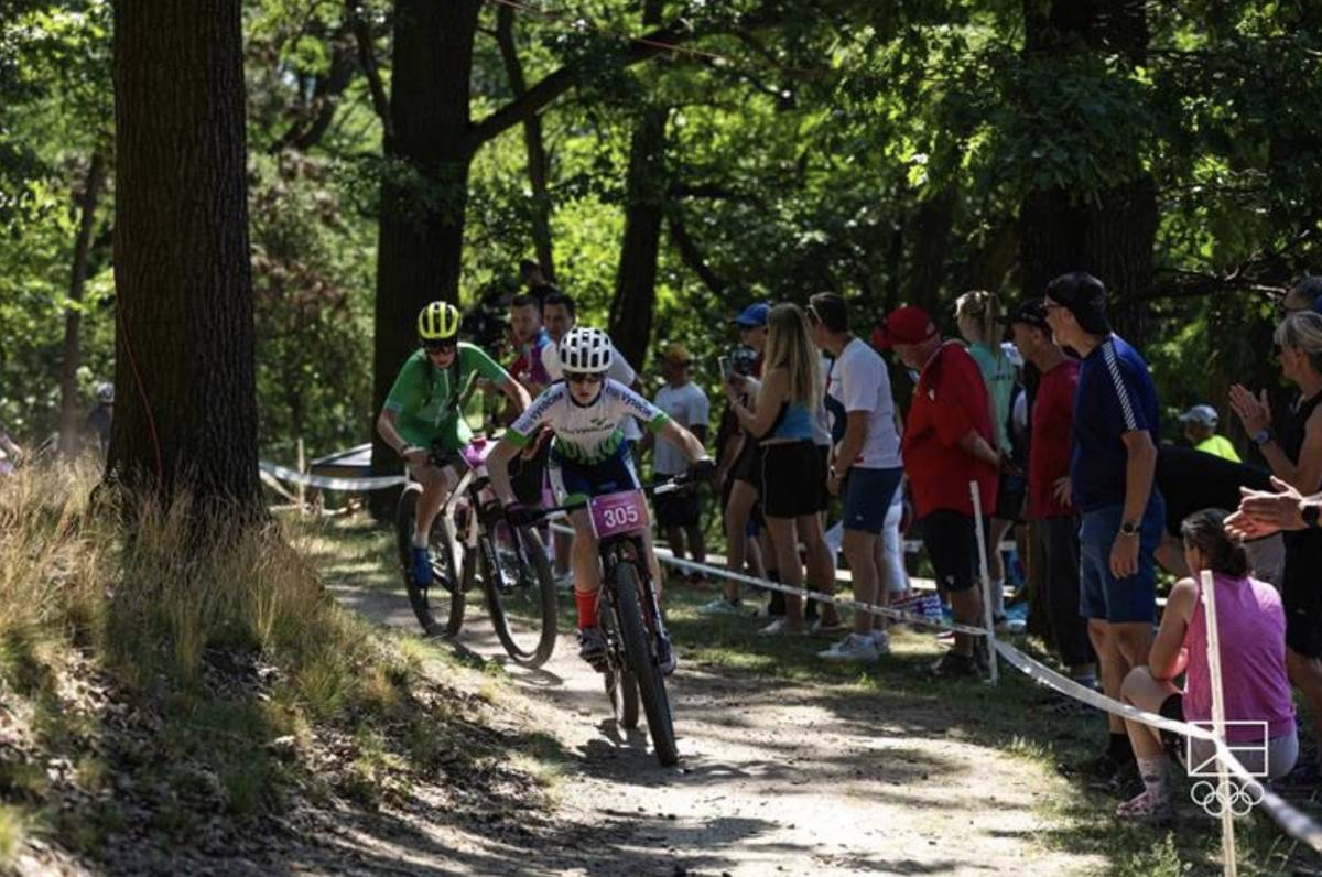 Výprava Kraje Vysočina uzavřela letní Olympiádu dětí a mládeže 2026 se skvělou bilancí 27 medailí, které vybojovali mladí sportovci napříč celou řadou disciplín. O cenné kovy se postarali reprezentanti vodního slalomu a sjezdu, plavání, dráhové i horské cyklistiky, stolního tenisu, atletiky, juda, tenisu i kolektivních sportů.  V celkovém hodnocení krajů se započítáním všech bodovaných umístění obsadila Vysočina 11. místo.   Čtvrteční medailová bilance: ZLATO: Veronika Fousková, cyklistika, MTB XCD, starší žákyně Veronika Fousková, cyklistika, MTB short track, starší žákyně Tenis, čtyřhra, žákyně   STŘÍBRO: Družstvo volejbalu, dívky   BRONZ: Filip Hejkal, stolní tenis, dvouhra, chlapci U15 Helena Kamarádová, stolní tenis, dvouhra, dívky U15 Družstvo plážového volejbalu, turnaj dvojic, chlapci Družstvo házené, turnaj družstev, turnaj žáků Družstvo  Baseballu, turnaj družstev, chlapci U16 Stolní tenis, smíšená čtyřhra, U15 Jan Nechanický, judo, turnaj jednotlivců, dorostenci do 73 kg Vanessa Novotná, judo, turnaj jednotlivců, dorostenky do 52 kg
