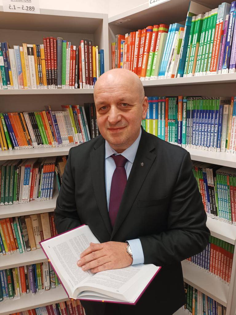 Město Žatec zahájilo spolupráci s Vysokou školou aplikované psychologie (VŠAPs). Součástí spolupráce je možnost studia žateckých občanů na Akademii třetího věku na VŠAPs v Terezíně.