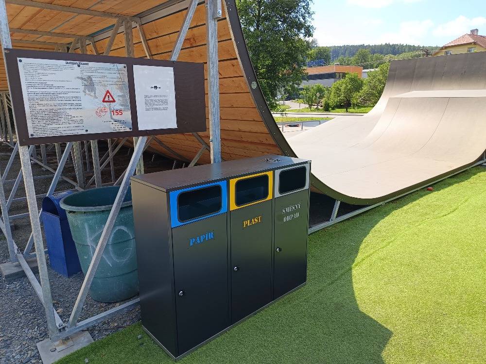V centru obce (u obchodu) a na dolním konci (u nového skateparku) byly nainstalovány koše na tříděný odpad.  Nebuďte prosím lhostejní k čistotě v obci a využívejte je k odkládání těchto komodit (papíru, plastů, směsného odpadu).