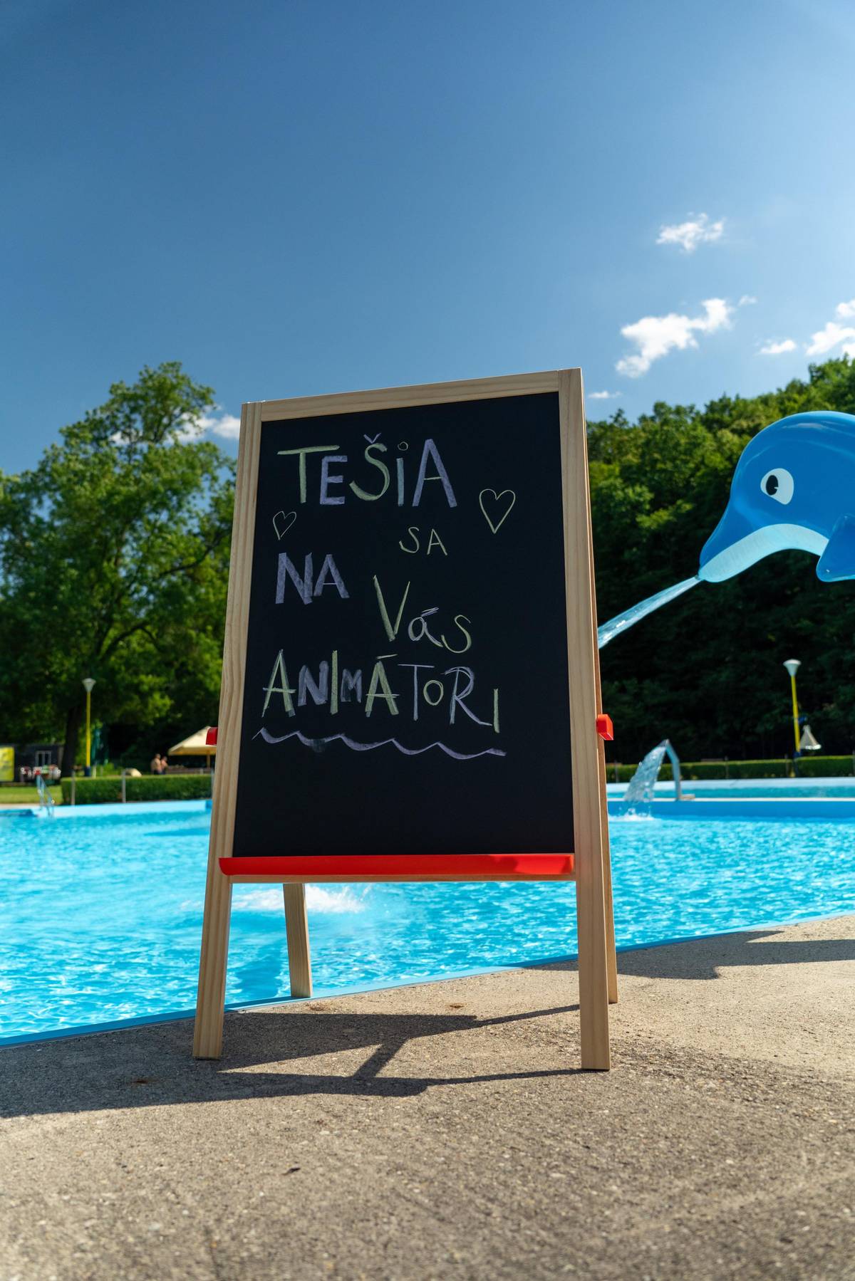 Horúce letné dni pokračujú, a tak je ideálny čas na osvieženie! Na prírodnom kúpalisku v Zlatníckej doline vás čaká voda s príjemnou teplotou 27 °C, bohatý animačný program pre deti aj obľúbený Aqua Gym. Otvorené máme až do 19.00 hod. Príďte medzi nás, tešíme sa na vás!