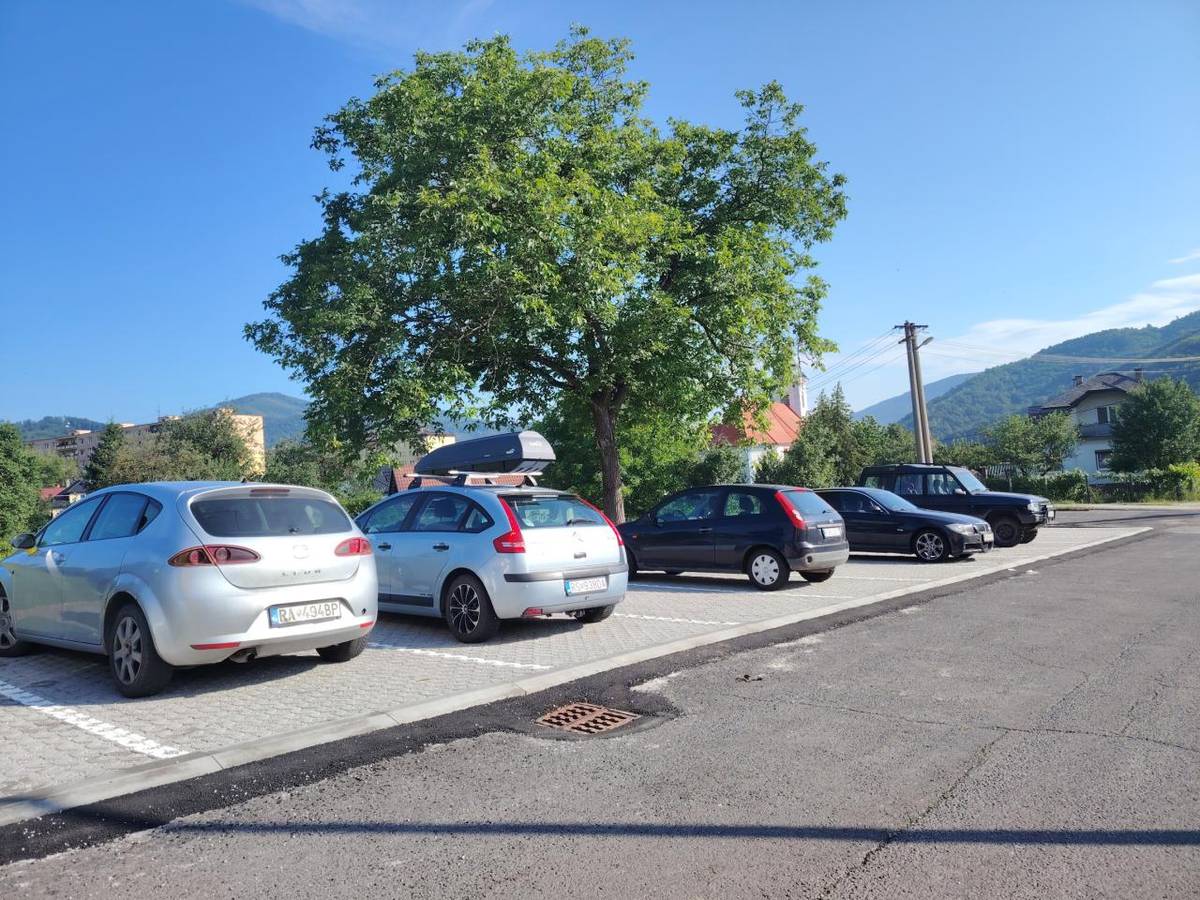 Hnúšťa, 25.6.2026 - Mesto Hnúšťa pokračuje vo výstavbe nových parkovacích miest na viacerých sídliskách. Cieľom je zvýšiť kapacitu parkovania, zlepšiť prejazdnosť komunikácií a vytvoriť bezpečnejšie podmienky pre vodičov aj chodcov.
