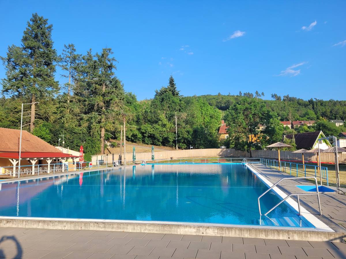 Koupaliště v Řícmanicích se otevřeme již zítra - tj. 26.6.2026 ve 12:00 hodin. Zítra bude vstupné dobrovolné, kasička bude u plavčíka. Od soboty 27.6.2026 bude koupaliště otevřeno dle běžné otevírací doby. V neděli odpoledne od 15:00 hodin bude na koupališti probíhat tradiční "Řícmanský votvírák". Ve vodě i na souši budou pro děti připraveny různé atrakce. V době od 15:00 do cca 17 hodin bude díky vodním atrakcím omezeno plavání v části pro plavce. Děkujeme za pochopení.  Informace o výši vstupného,  úhradě permanentky a aktivaci Říckarty najdete na webu obce. Těšíme se na všechny!