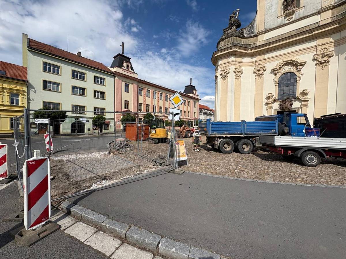 Po složitých jednáních se podařilo zajistit povolení pro úpravu parkování v severozápadní části náměstí. Drobné stavební úpravy umožní oboustranné šikmé stání, které bude pro řidiče komfortnější a hlavně bezpečnější.