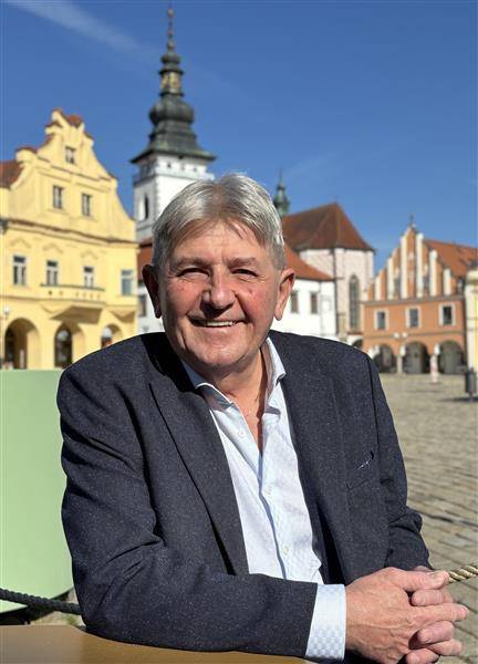 Milí předškoláci, žáci, studenti, maturanti, vysokoškoláci, vážení rodiče, učitelé, ředitelé škol i všichni zaměstnanci škol, školní rok je za námi. Byl plný práce, nových zkušeností, radostí i výzev. Dovolte mi, abych vám jménem města Pelhřimova upřímně poděkoval za vše, co jste během něj dokázali. Velké poděkování patří učitelům, vychovatelům, ředitelům i všem zaměstnancům škol a školek. Děkuji vám za vaši trpělivost, obětavost a každodenní práci s dětmi a mladými lidmi. Poděkování patří také rodičům, kteří své děti podporují a provázejí je na jejich cestě za vzděláním.