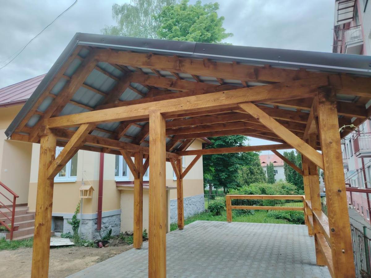 Hnúšťa, 25.6.2026 - V záhrade klubu dôchodcov v Hnúšti pribudol nový altánok, ktorý seniorom spríjemní pobyt vonku a vytvorí príjemný priestor na oddych, stretnutia i spoločné aktivity.