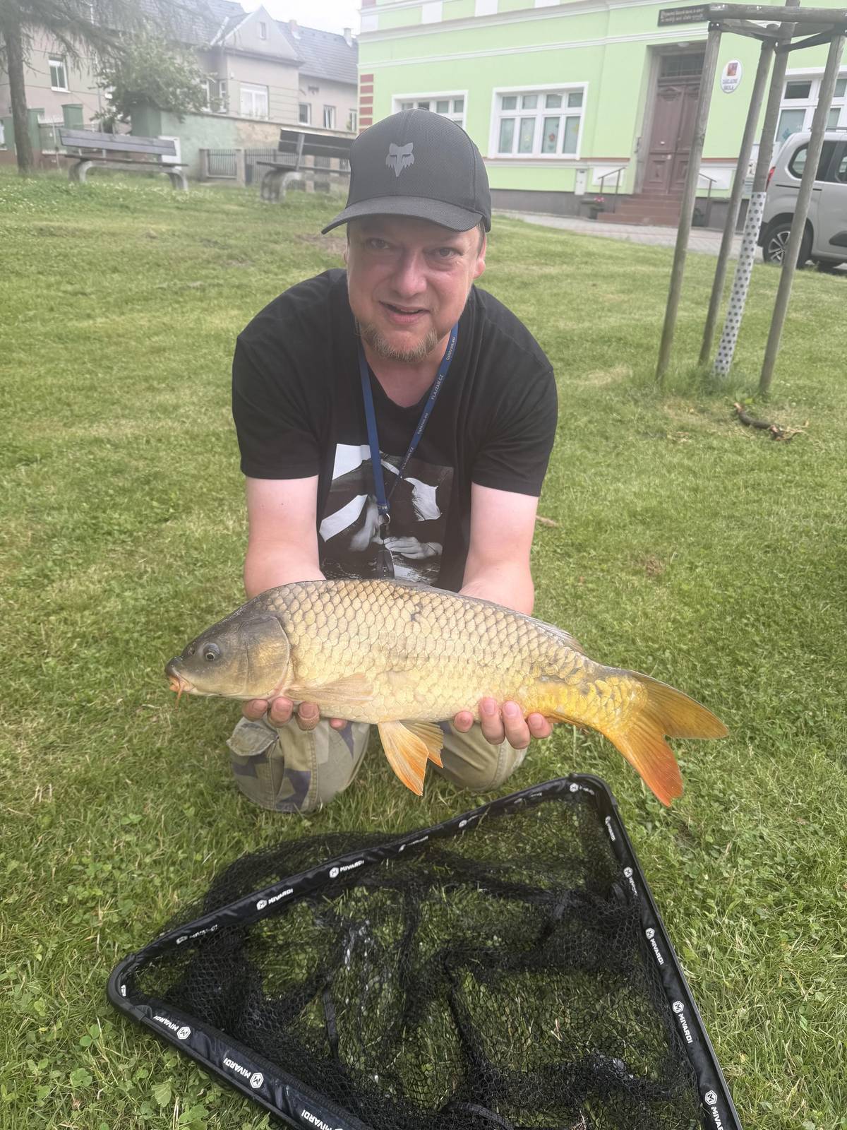 🐟 Minulý víkend uspořádala Restaurace Na Radnici a Městys Chotětov pro nadšence rybolovu odpoledne a noc u místního rybníku (kalu), a to konkrétně již  druhé rybářské závody pro dospělé, kde vyhrává nejtěžší vylovená ryba 🐡.   🥇První ročník vyhrál Miroslav Tešla s váhou ryby 4,16 kg ⚖️.   🥇Letošní druhé závody se s největším výlovkem (kapr) popasoval Radek Babák s váhou 3,54 kg ⚖️ a závody vyhrál 🏆.  🗣️ Důležitý mimo samotný rybolov byl samozřejmě relax a odpočinek u vody se správným kolektivem a patřícím se  občerstvením 😎.
