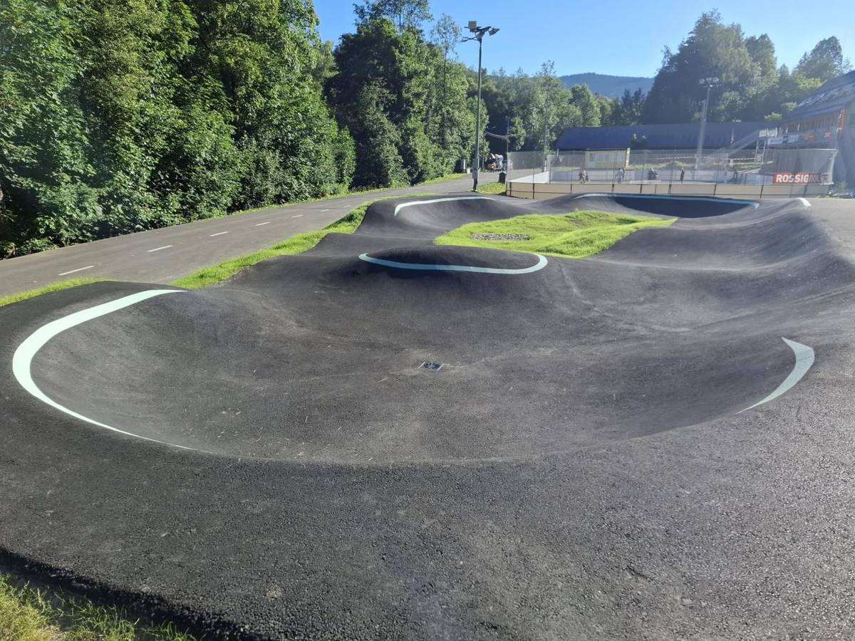 Dráha slouží pro zájemce na odrážedlech, horském kole, BMX, inline bruslích, kolečkových lyžích apod.   Upozorňujeme, že děti mladší 12 let mohou využívat sportoviště pouze pod dohledem dospělé osoby!
