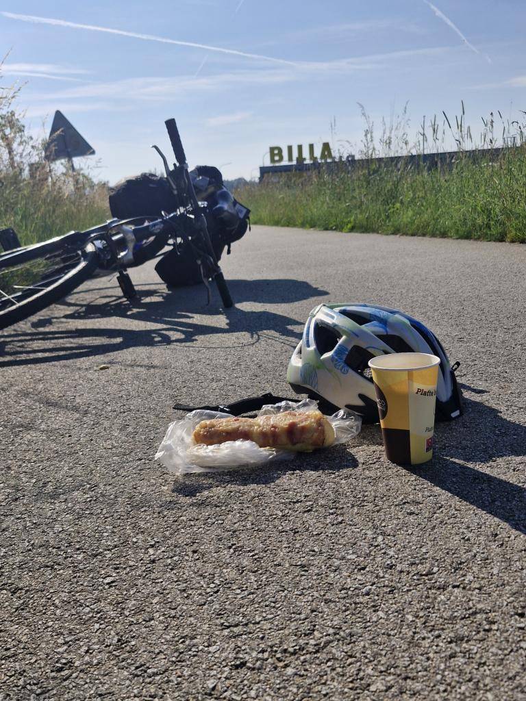 Pozdrav z cesty  Některým jsem slíbila,  že dám o sobě vědět z mojí cesty do Canterbury.  Tak plním slíbila. Právě mam za sebou první kilometry v Německu.