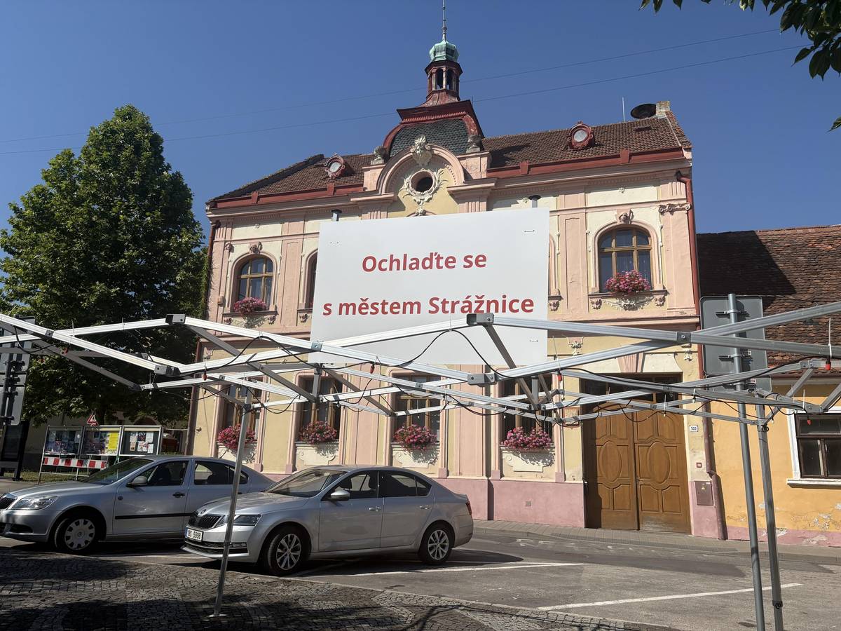 🌡️ Čekají nás teplé dny, a tak bude před radnicí od pátku do neděle připravena ochlazovací brána💦  Zastavte se na chvilku osvěžení!