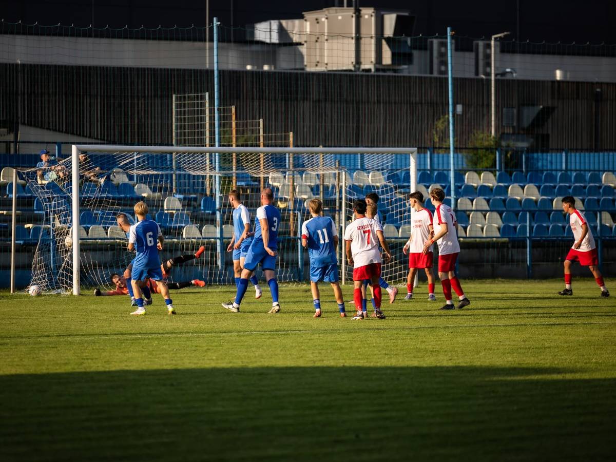 Mestský športový klub (MŠK) Moldava nad Bodvou oficiálne oznamuje návrat seniorského futbalu na mapu Slovenska. Po dlhej, desať rokov trvajúcej prestávke, klub od novej sezóny opäť postaví do oficiálnych ligových súťaží A-mužstvo dospelých. Tento dôležitý míľnik klub symbolicky oslávil uplynulú sobotu víťaznou predpremiérou pred domácim publikom. V sobotu 20. júna 2026 vybehlo seniorské mužstvo po dekáde opäť na domáci trávnik. V rámci tradičného Moldavského festivalu kultúry a športu odohralo exhibičný zápas proti maďarskému súperovi Szikszó FC. Domáci tím potešil fanúšikov skvelým výkonom a jednoznačným víťazstvom 6:2. Zápas preukázal, že v meste je o seniorský futbal obrovský záujem a v divákoch vzbudil veľkú radosť a očakávania z nadchádzajúcej sezóny, v ktorej bude tím súčasťou oficiálnej ligovej súťaže. Koncepčná práca s mládežou prináša svoje ovocie Mestský športový klub vznikol v roku 2019 a pod vedením riaditeľa Tibora Podrackého už siedmy rok dlhodobo dokazuje, že systematicky a koncepčne pracuje s mládežou. Aktuálne má klub zastúpenie v siedmich mládežníckych kategóriách – od tých najmenších v I. lige Slovenského futbalového zväzu až po starších dorastencov pôsobiacich v krajských súťažiach pod vedením vysoko kvalifikovaných trénerov. Práve táto silná základňa umožnila opätovné vybudovanie seniorského tímu. Filozofia klubu: Stávka na vlastných odchovancov Základným pilierom nového kádra budú vlastní odchovanci. Vedenie MŠK stavilo na mladú krv, talent a srdciarov, ktorí prešli mládežníckymi kategóriami klubu. Cieľom je dať domácim chlapcom priestor rásť, rozvíjať svoj potenciál v mužskom futbale a bojovať za farby svojho mesta pred domácimi fanúšikmi. Jadro úspešnej sobotňajšej zostavy preto tvorili mladí futbalisti z dorastu doplnení o starších hráčov, ktorí sú odchovancami moldavského futbalu. Svetlá budúcnosť a vysoké organizačné ambície MŠK Moldava nad Bodvou v minulosti opakovane dokázal, že bez problémov zvládne aj tie najvyššie organizačné nároky – či už išlo o hosťovanie zápasov druholigového FC Košice B, alebo úspešné usporiadanie Krajskej futbalovej ligy. Klub má preto pre seniorský futbal ideálne organizačné, finančné aj športové zázemie. Cieľom nového A-tímu je stabilné pôsobenie v regionálnych súťažiach, kam klub organizačne a športovo nepochybne patrí. Vedenie klubu vyjadruje veľké poďakovanie za podporu Mestu Moldava nad Bodvou na čele s primátorom Slavomírom Borovským, poslancom Mestského zastupiteľstva a všetkým partnerom, ktorí sa spoločnou prácou pričinili o znovuzrodenie seniorského mužstva. „Držíme celému tímu, realizačnému tímu a vedeniu palce v tejto novej kapitole! Príďte chlapcov podporiť od novej sezóny v oficiálnej súťaži a ukázať im, že futbal v Moldave má silnú divácku kulisu. Moldava do toho!“ uzatvára vedenie klubu.