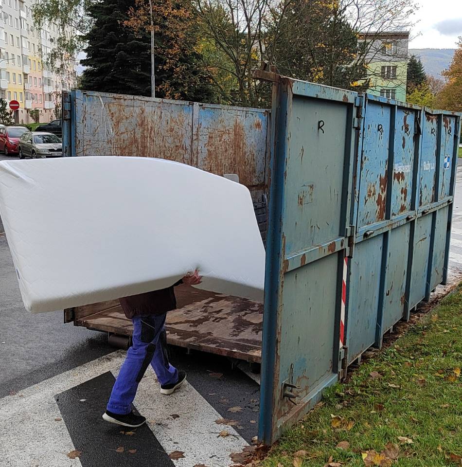 Vážení, upozorňujeme na přistavení velkokapacitního kontejneru ve vašem okolí. V sobotu 27. června, od 10:00 hodin do 13:00 hodin bude kontejner umístěn v chatových oblastech Mariánské údolí, Ohřecká louka a OSADA Lesní Vaše radnice